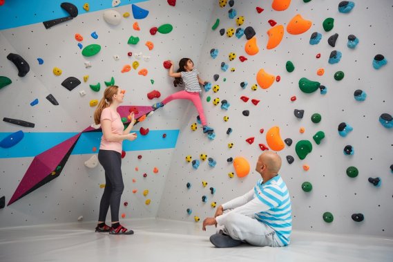 Bouldern und Klettern mit Kindern und Familie in der Kinderwelt der Boulderwelt Dortmund