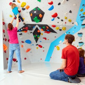 Bouldern und Klettern mit Kindern und Familie in der Kinderwelt der Boulderwelt Dortmund