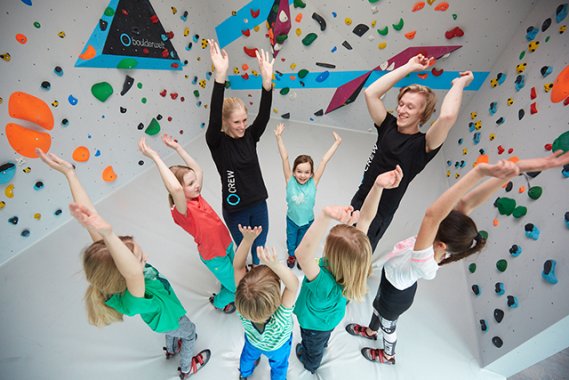 Bouldern und Klettern für Kinder mit Trainer beim Ferienprogramm in der Kinderwelt der Boulderwelt Dortmund