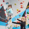 Bouldern und Klettern für Kinder mit Trainer beim Ferienprogramm in der Kinderwelt der Boulderwelt Dortmund