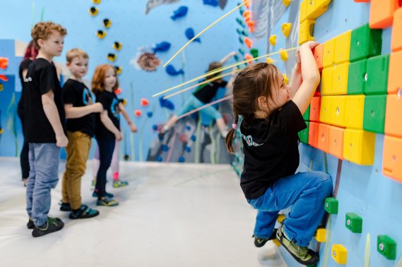 Bouldern und Klettern für Kinder und Jugendliche bei den Boulderkids in der Kinderwelt der Boulderwelt Dortmund