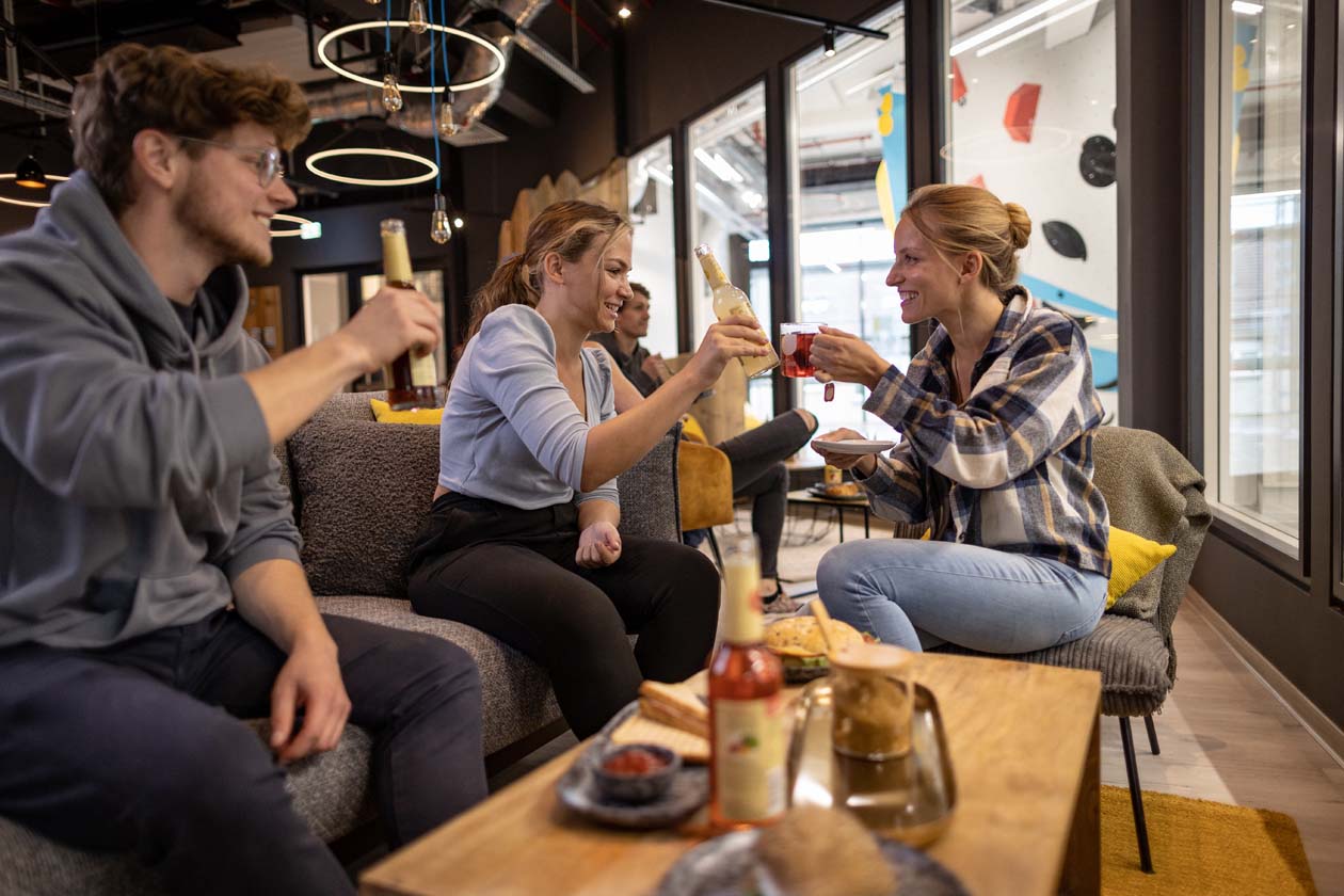 Boulderwelt Karlsruhe_Café_Gruppe