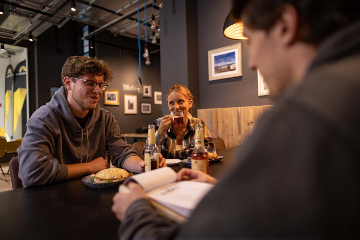 Boulderwelt Karlsruhe_Café_Freunde_Essen