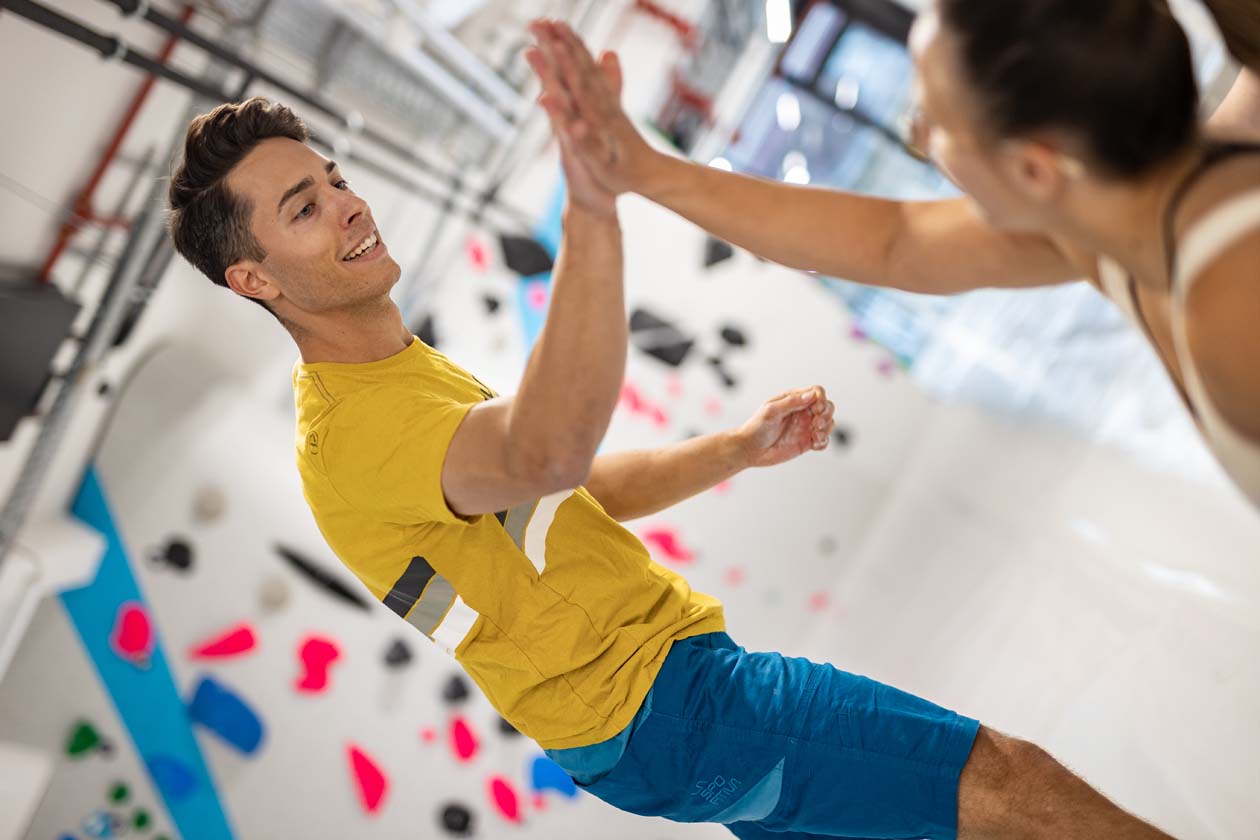 Freude_Handschlag_Freunde_Bouldern