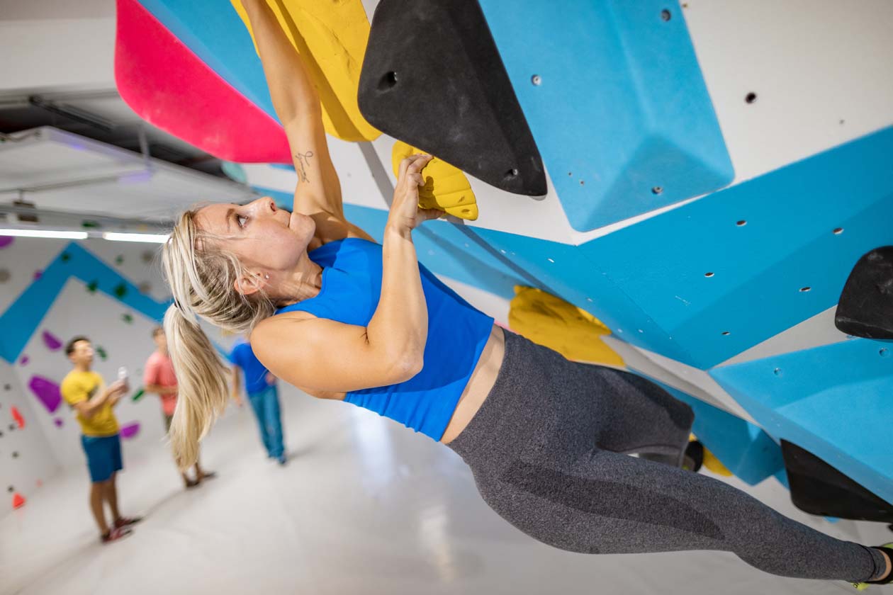 Konzentration beim Bouldern_Boulderwelt Karlsruhe